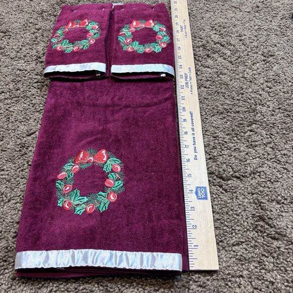 Trim A Home Christmas Presents Red Bathroom Towel Set 3 pieces Wreath design Cot - Picture 6 of 11